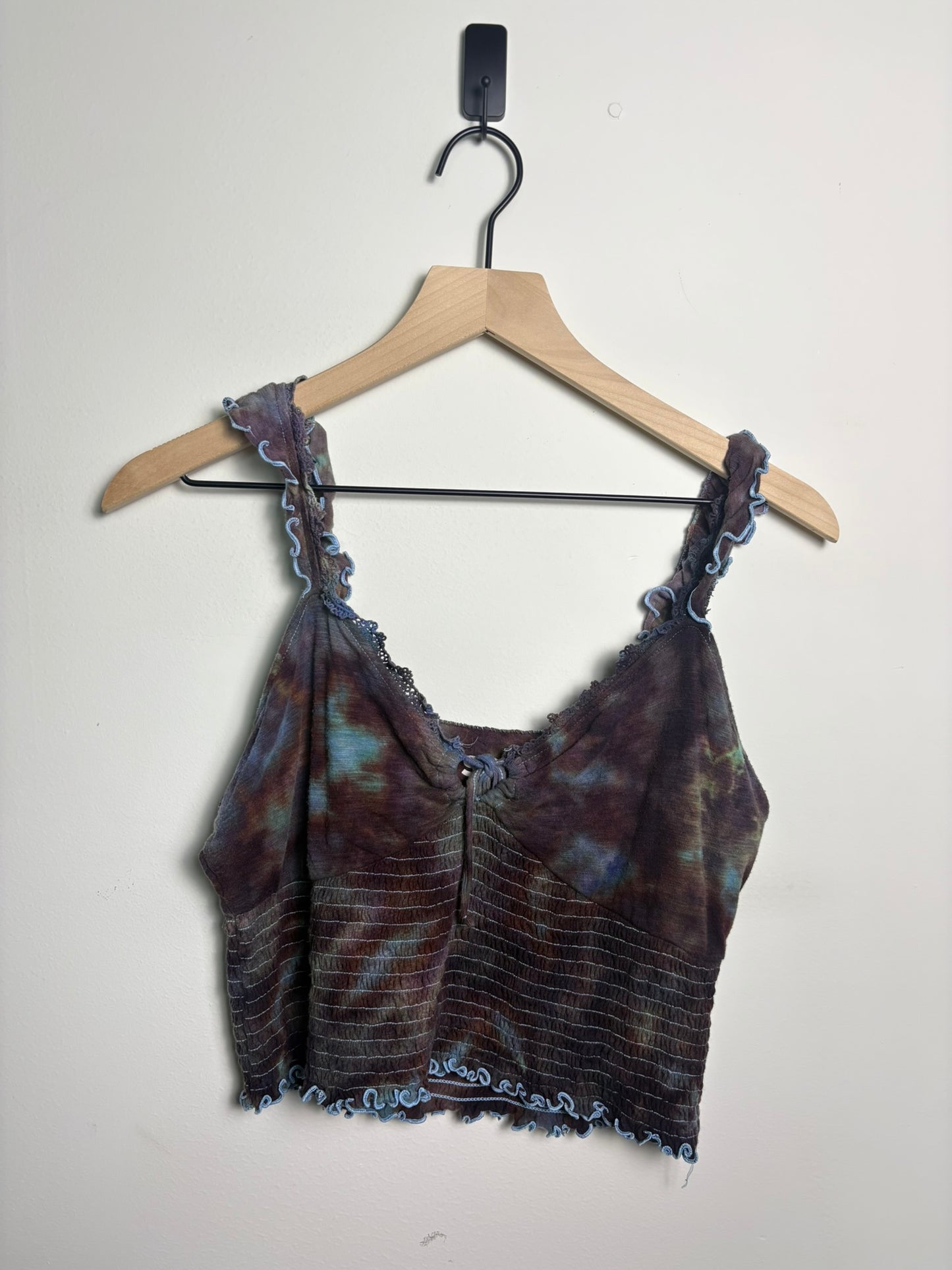 Upcycled SO Brand Women’s Large Tank Top – Earthy Tie-Dye with Ruffle Detail