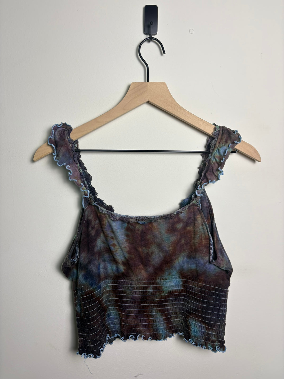 Upcycled SO Brand Women’s Large Tank Top – Earthy Tie-Dye with Ruffle Detail