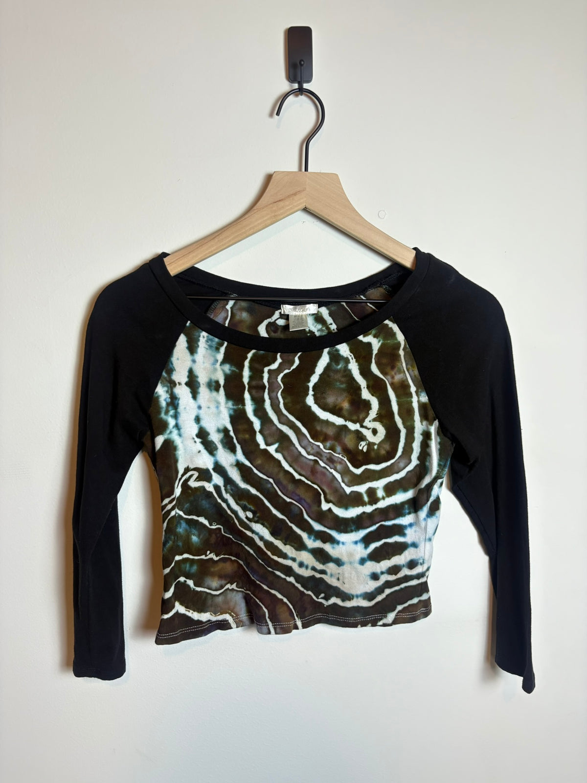 Upcycled Women’s Medium Cropped Baseball Tee – Geode Earthy Browns Tie-Dye