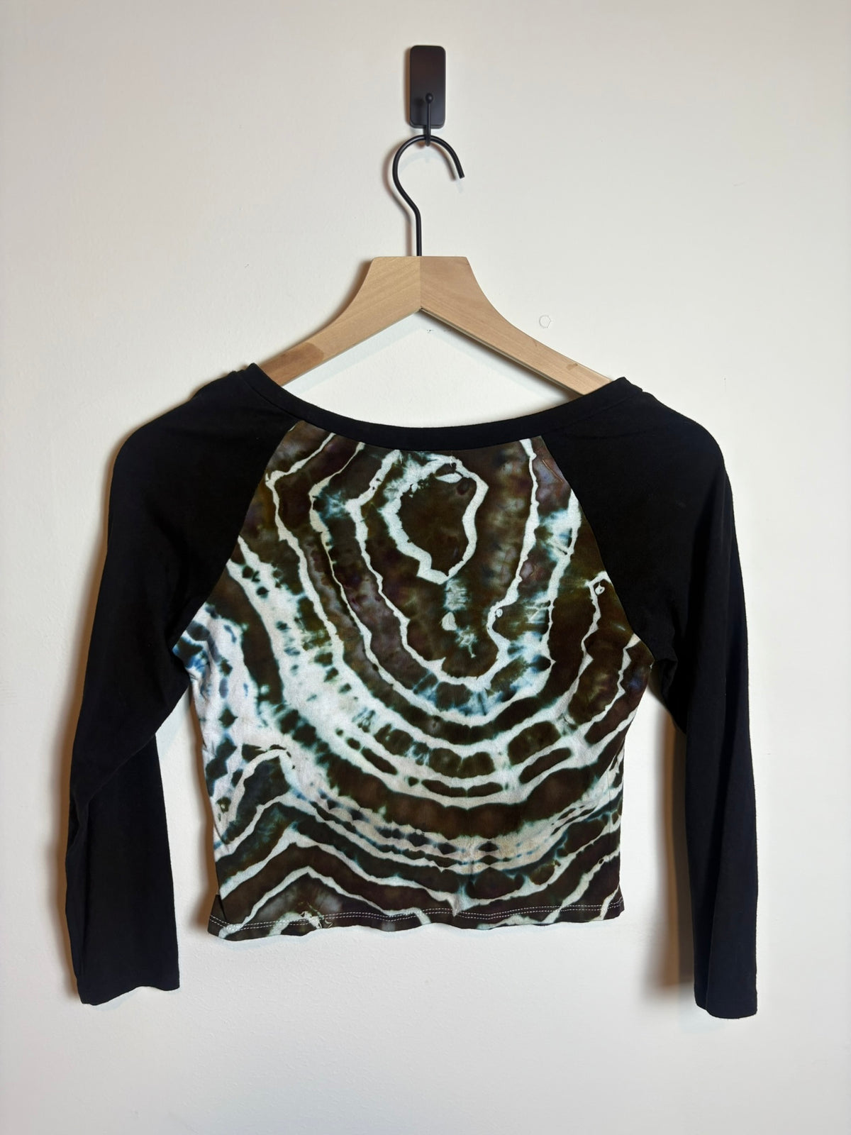 Upcycled Women’s Medium Cropped Baseball Tee – Geode Earthy Browns Tie-Dye