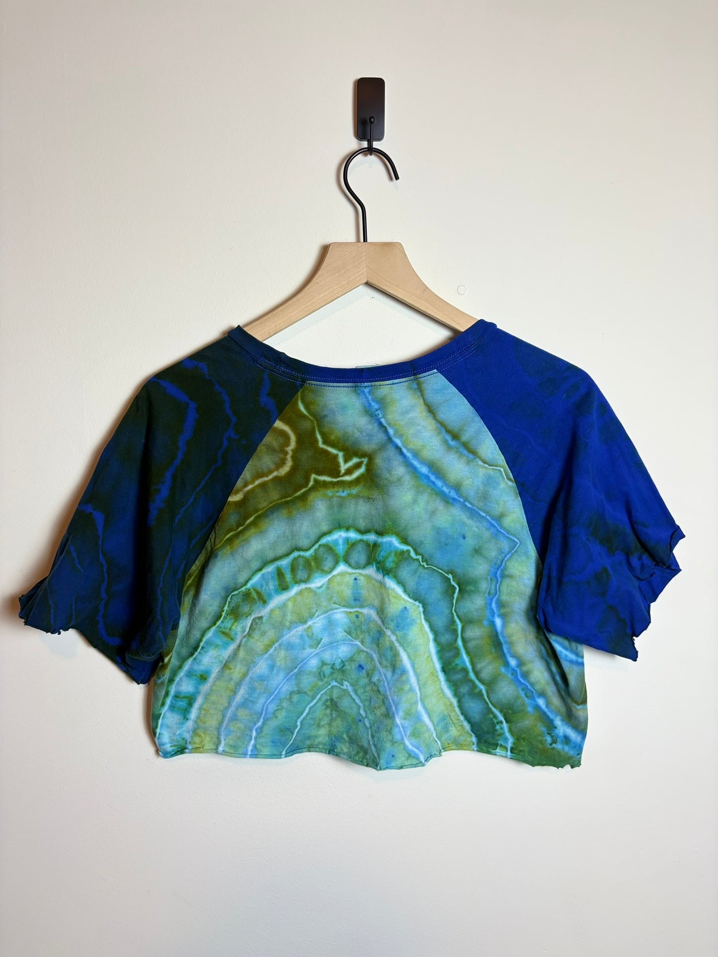 Upcycled Coors Golden Colorado Cropped Baseball Medium T-Shirt – Earthy Blue & Brown Geode Tie-Dye